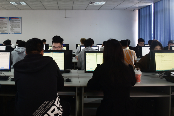 數學與計算機科學學院(軟件服務外包學院)舉辦2023年“奮進杯”程序設計競賽月賽，聚焦軟件銷售創新解決方案